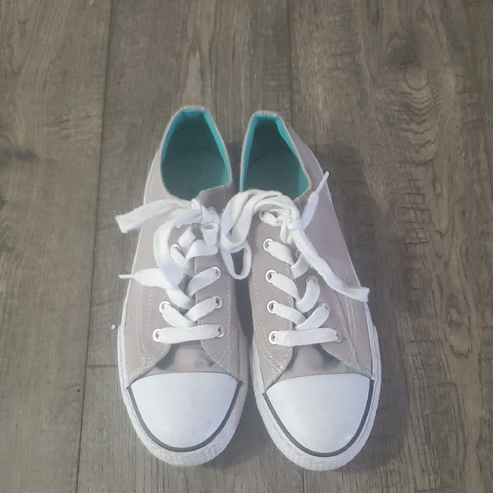 Airwalk White and Gray Sneakers Classic Low-Top Design